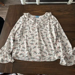 Floral Top with flare sleeve.  Perfect for spring.  XL